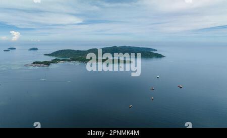 Luftdrohne tropischer Inseln im Tunku Abdul Rahman Marine Park. Borneo, Malaysia, Kota Kinabalu. Stockfoto