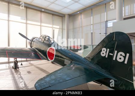 Mitsubishi A6M Zero Fighter Flugzeug im Yushukan Kriegsmuseum in Tokio, Japan, Asien, April 2023 Stockfoto