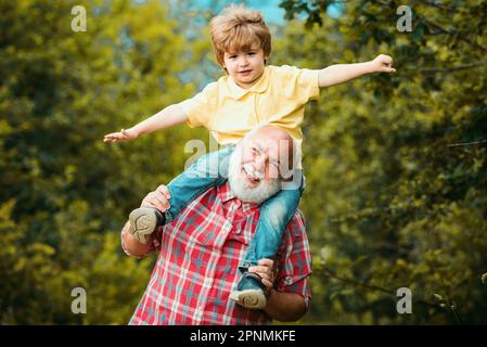 Ich liebe unsere Momente auf dem Land - erinnern Sie sich an die Zeit. Großvater-Rentner. Konzept des Rentenalters. Glückliche Familie - Großvater und Kind laufen weiter Stockfoto