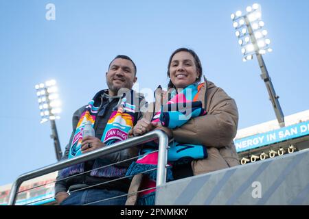 San Diego, USA. 19. April 2023. San Diego, Kalifornien, 19. April Fans, die sich vor dem Spiel der National Women's Soccer League Challenge zwischen dem San Diego Wave FC und dem Portland Thorn FC im Snapdragon Stadium in San Diego, Kalifornien, USA (Xavier Hernandez/SPP) Aufwärmen ansehen. Guthaben: SPP Sport Press Photo. Alamy Live News Stockfoto