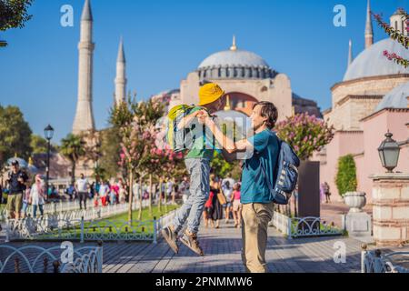 Vater und Sohn Touristen genießen einen wunderschönen Blick auf die Hagia Sophia Kathedrale, die berühmte moschee des islamischen Wahrzeichens, Reisen Sie nach Istanbul, Türkei. Reisen mit Stockfoto