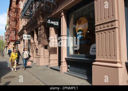 New York, USA. 18. April 2023. Außenansicht des Climate Museum. Nach Angaben der Veranstalter ist das Museum im SoHo-Viertel im Süden Manhattans das einzige Museum zum Klimawandel in den USA. (Zu dpa 'New York hat jetzt ein Museum zum Klimawandel') Kredit: Christina Horsten/dpa/Alamy Live News Stockfoto