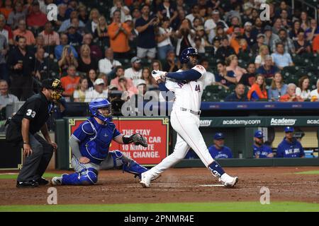 Houston Astros Linksfeldspieler Yordan Alvarez (44) veranstaltet während des MLB-Spiels zwischen dem unten im achten Inning ein RBI-Einzelfeld nach rechts Stockfoto
