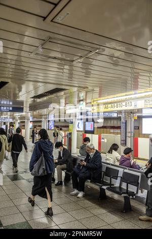 Tokio U-Bahn-Netz April 2023, Passagiere an einer Tokio U-Bahn-Station warten auf den nächsten Regen, Japan, Asien Stockfoto