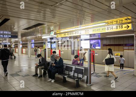 Tokyo Metro April 2023, japanische Pendler auf dem Tokyo U-Bahnsteig warten auf die nächste U-Bahn, Japan, Asien Stockfoto