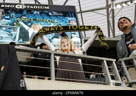 Los Angeles, Usa. 11. April 2023. Ein LAFC-Fan winkt während des MLS Quarterfinals zwischen LAFC und Vancouver im BMO Stadium mit einem Schal. Endstand: LAFC 3:0 Vancouver. (Foto: Jon Putman/SOPA Images/Sipa USA) Guthaben: SIPA USA/Alamy Live News Stockfoto