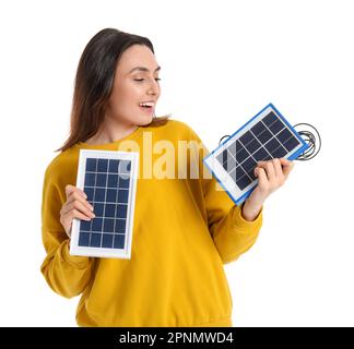 Hübsche junge Frau mit tragbaren Solarmodulen, isoliert auf weißem Hintergrund Stockfoto