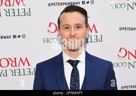 New York, USA. 19. April 2023. Stephen James Anthony nimmt am 19. April 2023 am Broadway „Peter Pan Goes Wrong“ am Ethel Barrymore Theatre in New York, New York, Teil. (Foto: Efren Landaos/Sipa USA) Guthaben: SIPA USA/Alamy Live News Stockfoto