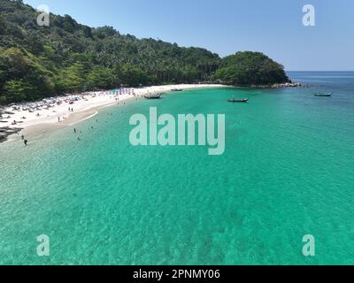 Nehmen Sie ein Bad im erfrischenden Meer, entspannen Sie sich im Sand, oder erkunden Sie die atemberaubenden Korallenriffe direkt vor der Küste. Stockfoto