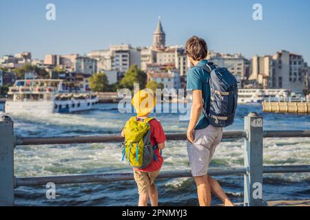 Vater und Sohn Touristen genießen die Skyline von Istanbul in der Türkei, alte Häuser im Viertel Beyoglu mit Galataturm oben, Blick vom Goldenen Horn Stockfoto