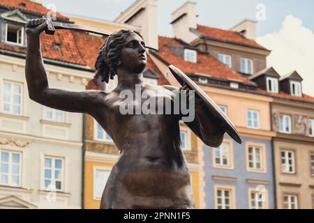 Die Statue der Meerjungfrau von Warschau, die polnische Syrenka Warzawska, das Symbol Warschaus auf dem Marktplatz der Altstadt. Reiseattraktion Touristenziel Stockfoto