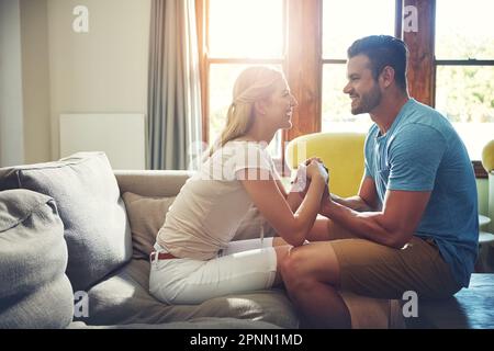 Ich werde definitiv bei dir einziehen. Ein liebevolles Paar, das etwas Zeit zu Hause verbringt. Stockfoto