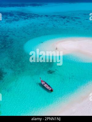 Ein paar Männer und Frauen in einer weißen Sandbank im Ozean von Koh Lipe Island Süd Thailand, mit türkisfarbenem Ozean und weißem Sandstrand Sandbank am Ko Lipe. Stockfoto