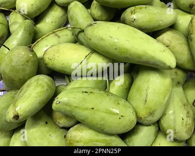 Grüne Mango im Hintergrund des Marktes Stockfoto