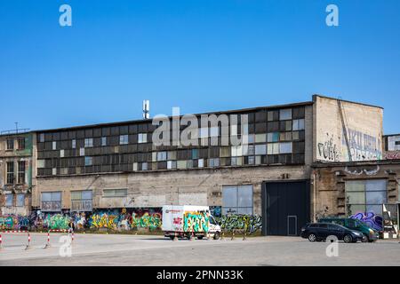 Altes Industriegebäude aus der sowjetzeit im Stadtteil Telliskivi Loomelinnak in Tallinn, Estland Stockfoto