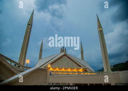 Der bewölkte Tag der Shah Faisal Moschee (Masjid), die moderne islamische Architektur in der Hauptstadt Islamabads von Pakistan im April 19. 2023 Stockfoto