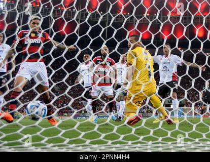 Flamengo-Spieler Pedro feiert sein erstes Tor bei einem Copa Libertadores-Fußballspiel zwischen Flamengo und Ñublense im Maracanã-Stadion in Rio de Janeiro, Brasilien, am 19. April 2023.Flamengo-Spieler Pedro feiert während eines Copa Libertadores-Fußballspiels zwischen Flamengo und Ñublense im Maracanã-Stadion in Rio de Janeiro, Brasilien, 19. April 2023 Stockfoto