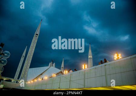 Der bewölkte Tag der Shah Faisal Moschee (Masjid), die moderne islamische Architektur in der Hauptstadt Islamabads von Pakistan im April 19. 2023 Stockfoto