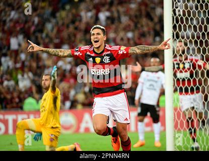 Flamengo-Spieler Pedro feiert sein erstes Tor bei einem Copa Libertadores-Fußballspiel zwischen Flamengo und Ñublense im Maracanã-Stadion in Rio de Janeiro, Brasilien, am 19. April 2023.Flamengo-Spieler Pedro feiert während eines Copa Libertadores-Fußballspiels zwischen Flamengo und Ñublense im Maracanã-Stadion in Rio de Janeiro, Brasilien, 19. April 2023 Stockfoto