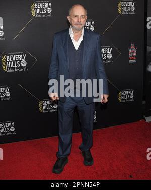 Los Angeles, USA. 19. April 2023. Richard Schiff beim 23. Jährlichen internationalen Beverly Hills Film Festival - Eröffnungsabend in den TCL Chinese 6 Theatern in Hollywood, Kalifornien, am Mittwoch, den 19. April 2023. (Foto: Sthanlee B. Mirador/Sipa USA) Guthaben: SIPA USA/Alamy Live News Stockfoto