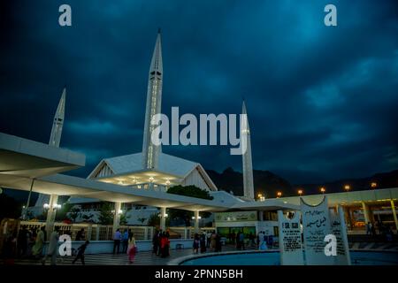 Der bewölkte Tag der Shah Faisal Moschee (Masjid), die moderne islamische Architektur in der Hauptstadt Islamabads von Pakistan im April 19. 2023 Stockfoto