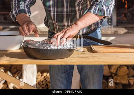 Der Prozess des Kochens von Fleisch. Hausmannskost-Rezepte Stockfoto