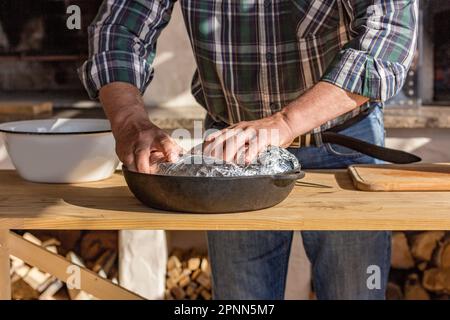 Der Prozess des Kochens von Fleisch. Hausmannskost-Rezepte Stockfoto