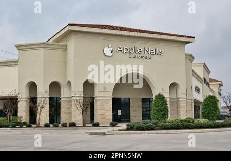 Humble, Texas, USA 02-26-2023: Außenansicht der Apple Nails Lounge in Humble, TX. Luxuriöses Spa und Salon, lokale Geschäfte. Stockfoto