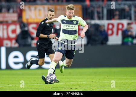 München, Deutschland. 19. April 2023. Fußball: Champions League, Bayern München - Manchester City, Knockout-Runde, Viertelfinale, Second Legs. Kevin de Bruyne von Manchester City spielt den Ball. Kredit: Matthias Balk/dpa/Alamy Live News Stockfoto