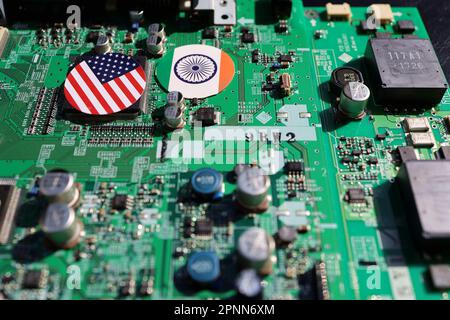 Motherboards und Flaggen: USA und Indien, Bild einer härteren Halbleiter-Lieferkette. Stockfoto