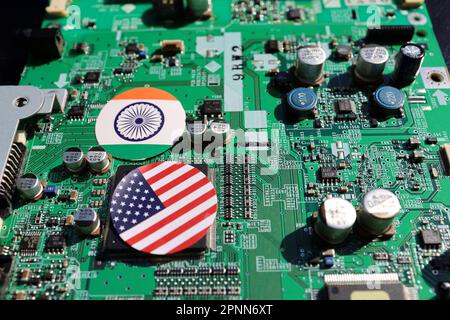Motherboards und Flaggen: USA und Indien, Bild einer härteren Halbleiter-Lieferkette. Stockfoto