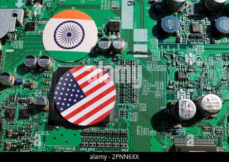 Motherboards und Flaggen: USA und Indien, Bild einer härteren Halbleiter-Lieferkette. Stockfoto