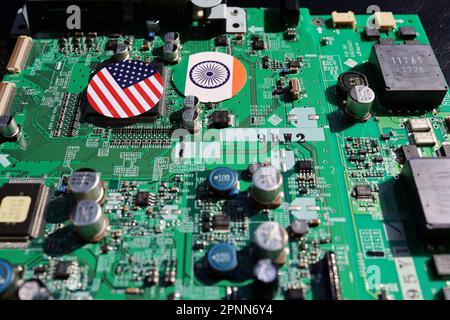 Motherboards und Flaggen: USA und Indien, Bild einer härteren Halbleiter-Lieferkette. Stockfoto