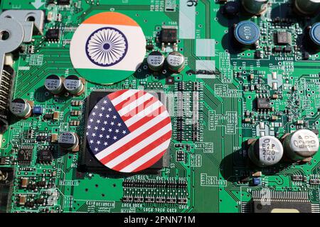 Motherboards und Flaggen: USA und Indien, Bild einer härteren Halbleiter-Lieferkette. Stockfoto