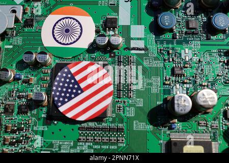 Motherboards und Flaggen: USA und Indien, Bild einer härteren Halbleiter-Lieferkette. Stockfoto