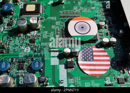 Motherboards und Flaggen: USA und Indien, Bild einer härteren Halbleiter-Lieferkette. Stockfoto