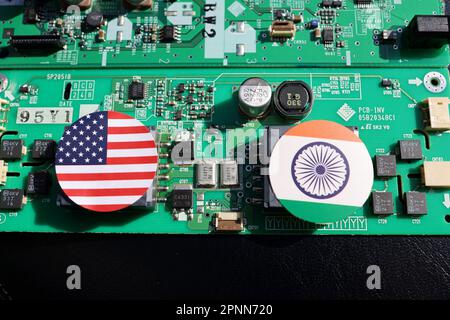 Motherboards und Flaggen: USA und Indien, Bild einer härteren Halbleiter-Lieferkette. Stockfoto