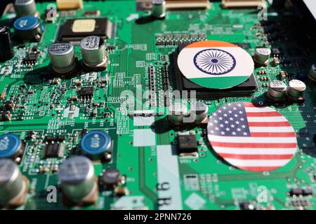 Motherboards und Flaggen: USA und Indien, Bild einer härteren Halbleiter-Lieferkette. Stockfoto
