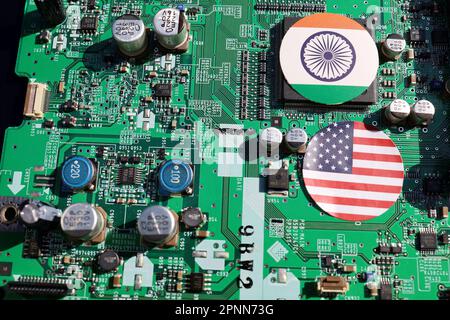Motherboards und Flaggen: USA und Indien, Bild einer härteren Halbleiter-Lieferkette. Stockfoto