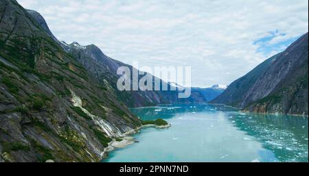 Felsen, schmelzendes Eis, Gletscher, Flüsse, Wälder und Berge von oben gesehen. Atemberaubende Luftaufnahmen von Alaska im Sommer von einer Drohne aus. Stockfoto