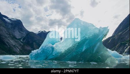 Beobachten Sie die Eisschollen und Eisberge auf dem Fluss in einem kleinen Boot. Felsen, Eis, Flüsse, Wälder und Berge: Die Sommerlandschaft von Alaska. Stockfoto