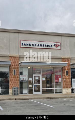 Humble, Texas, USA 02-26-2023: Außenfassade der Bank of America in einem lokalen Einkaufszentrum in Humble, TX. Großes Finanzinstitut gegründet 1904. Stockfoto