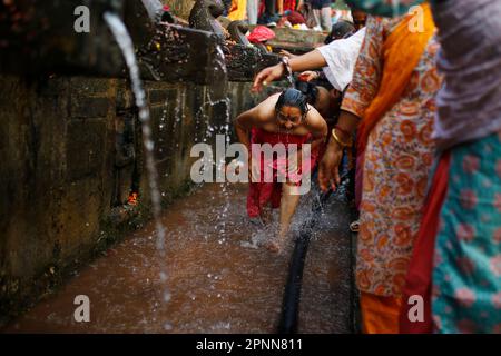 Kathmandu, Nepal. 20. April 2023. Am Mata Tirtha Pond, einem Wallfahrtsort zum Gedenken an ihre verstorbene Mutter in Kathmandu, Nepal, am Donnerstag, den 20. April 2023, badet eine Frau als Gebete. Es wird angenommen, dass die Person, die ergebene Gebete anbietet und zu Ehren ihrer verstorbenen Mutter in Mata Tirtha ein heiliges Bad nimmt, hilft, Trost und Erlösung zu finden, um der Familie Wohlstand zu bringen. (Kreditbild: © Skanda Gautam/ZUMA Press Wire) NUR REDAKTIONELLE VERWENDUNG! Nicht für den kommerziellen GEBRAUCH! Stockfoto