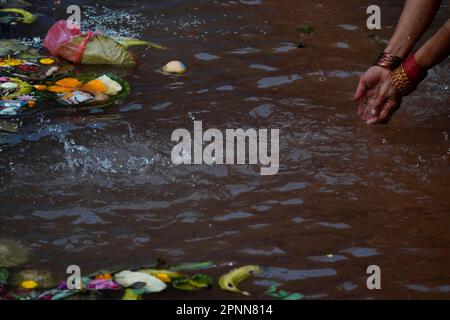 Kathmandu, Nepal. 20. April 2023. Eine Frau betet am Mata Tirtha Pond, einem Wallfahrtsort zum Gedenken an ihre verstorbene Mutter in Kathmandu, Nepal, am Donnerstag, den 20. April 2023. Es wird angenommen, dass die Person, die ergebene Gebete anbietet und zu Ehren ihrer verstorbenen Mutter in Mata Tirtha ein heiliges Bad nimmt, hilft, Trost und Erlösung zu finden, um der Familie Wohlstand zu bringen. (Kreditbild: © Skanda Gautam/ZUMA Press Wire) NUR REDAKTIONELLE VERWENDUNG! Nicht für den kommerziellen GEBRAUCH! Stockfoto