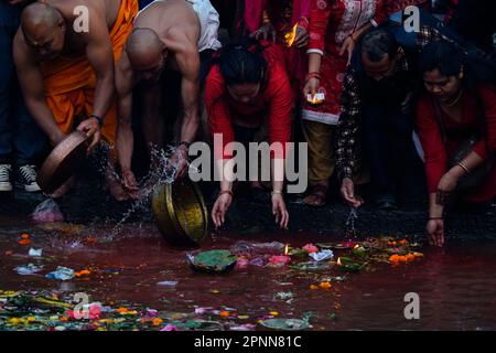 Kathmandu, Nepal. 20. April 2023. Am Mata Tirtha Pond, einem Wallfahrtsort zum Gedenken an ihre verstorbene Mutter, beten die Menschen am Donnerstag, den 20. April 2023 in Kathmandu, Nepal. Es wird angenommen, dass die Person, die ergebene Gebete anbietet und zu Ehren ihrer verstorbenen Mutter in Mata Tirtha ein heiliges Bad nimmt, hilft, Trost und Erlösung zu finden, um der Familie Wohlstand zu bringen. (Kreditbild: © Skanda Gautam/ZUMA Press Wire) NUR REDAKTIONELLE VERWENDUNG! Nicht für den kommerziellen GEBRAUCH! Stockfoto