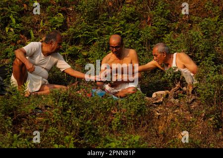 Kathmandu, Nepal. 20. April 2023. Am Mata Tirtha Pond, einem Wallfahrtsort zum Gedenken an ihre verstorbene Mutter, beten die Menschen am Donnerstag, den 20. April 2023 in Kathmandu, Nepal. Es wird angenommen, dass die Person, die ergebene Gebete anbietet und zu Ehren ihrer verstorbenen Mutter in Mata Tirtha ein heiliges Bad nimmt, hilft, Trost und Erlösung zu finden, um der Familie Wohlstand zu bringen. (Kreditbild: © Skanda Gautam/ZUMA Press Wire) NUR REDAKTIONELLE VERWENDUNG! Nicht für den kommerziellen GEBRAUCH! Stockfoto