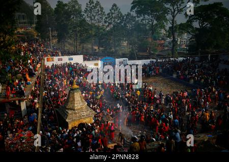 Kathmandu, Nepal. 20. April 2023. Am Mata Tirtha Pond, einem Wallfahrtsort zum Gedenken an ihre verstorbene Mutter in Kathmandu, Nepal, am Donnerstag, den 20. April 2023, beten viele Menschen. Es wird angenommen, dass die Person, die ergebene Gebete anbietet und zu Ehren ihrer verstorbenen Mutter in Mata Tirtha ein heiliges Bad nimmt, hilft, Trost und Erlösung zu finden, um der Familie Wohlstand zu bringen. (Kreditbild: © Skanda Gautam/ZUMA Press Wire) NUR REDAKTIONELLE VERWENDUNG! Nicht für den kommerziellen GEBRAUCH! Stockfoto