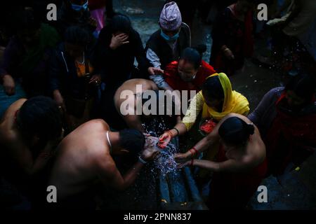 Kathmandu, Nepal. 20. April 2023. Die Menschen sammeln Weihwasser als Opfer am Mata Tirtha Pond, einem Wallfahrtsort zum Gedenken an ihre verstorbene Mutter in Kathmandu, Nepal, am Donnerstag, den 20. April 2023. Es wird angenommen, dass die Person, die ergebene Gebete anbietet und zu Ehren ihrer verstorbenen Mutter in Mata Tirtha ein heiliges Bad nimmt, hilft, Trost und Erlösung zu finden, um der Familie Wohlstand zu bringen. (Kreditbild: © Skanda Gautam/ZUMA Press Wire) NUR REDAKTIONELLE VERWENDUNG! Nicht für den kommerziellen GEBRAUCH! Stockfoto