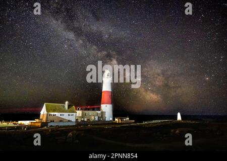 Portland Bill, Dorset, Großbritannien. 20. April 2023 Wetter in Großbritannien. Die Milchstraße leuchtet hell am klaren Nachthimmel über dem Leuchtturm von Portland Bill in Dorset. Bildnachweis: Graham Hunt/Alamy Live News Stockfoto