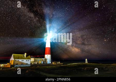 Portland Bill, Dorset, Großbritannien. 20. April 2023 Wetter in Großbritannien. Die Milchstraße leuchtet hell am klaren Nachthimmel über dem Leuchtturm von Portland Bill in Dorset. Bildnachweis: Graham Hunt/Alamy Live News Stockfoto